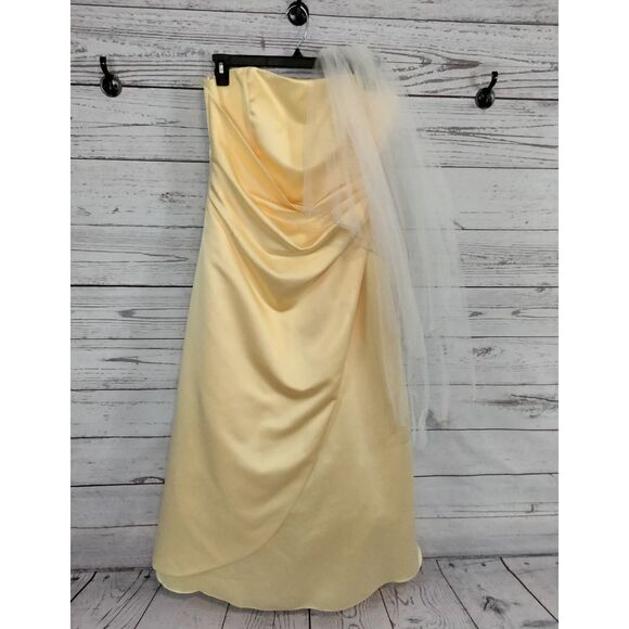 "David's Bridal" woman's gown & head piece - Picture 1 of 15